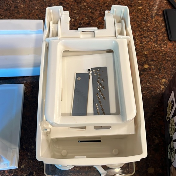 Paderno 4-Blade Spiralizer - Picture 5 of 7